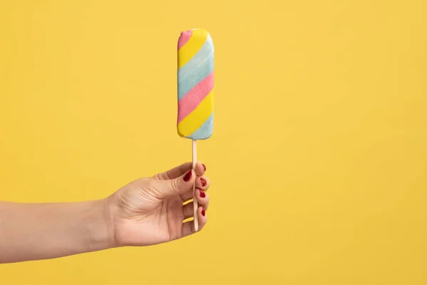 Kadının Elinde Iştah Açıcı Renkli Dondurma Şekerleme Reklamı Glikoz Şekerlemeleri — Stok fotoğraf