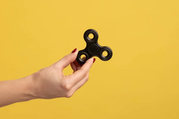 Closeup Perfil Vista Lateral Retrato Mão Mulher Segurando Fidget Spinner — Fotografia de Stock