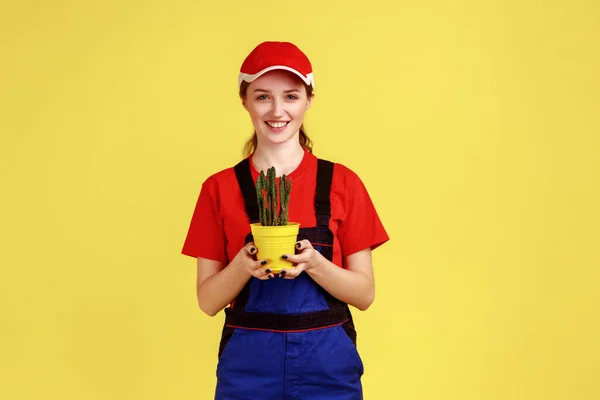 Retrato Mulher Sorrindo Jardineiro Positivo Com Vaso Flores Amarelas Nas — Fotografia de Stock