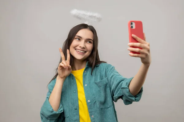 Portrait Friendly Woman Nimb Head Holding Cell Phone Showing Sign — Stock Photo, Image