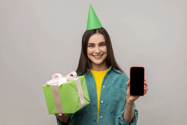 Lächelnde Glückliche Frau Mit Verpackter Geschenkschachtel Und Smartphone Mit Leerem — Stockfoto