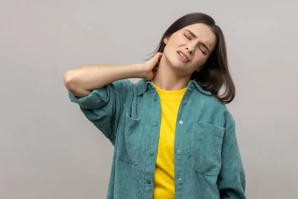 Wanita Berambut Gelap Yang Tidak Sehat Menyentuh Leher Merasa Sakit — Stok Foto