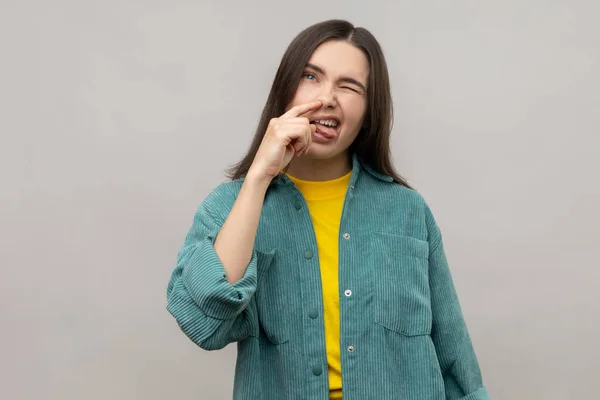 Retrato Mulher Engraçada Colocando Dedo Seu Nariz Mostrando Língua Brincando — Fotografia de Stock