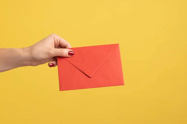 Perfil Vista Lateral Close Mão Mulher Segurando Envelope Carta Vermelha — Fotografia de Stock