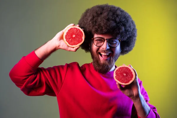 Portrait Hipster Man Afro Hairstyle Holding Half Slice Grapefruit Smiling — ストック写真
