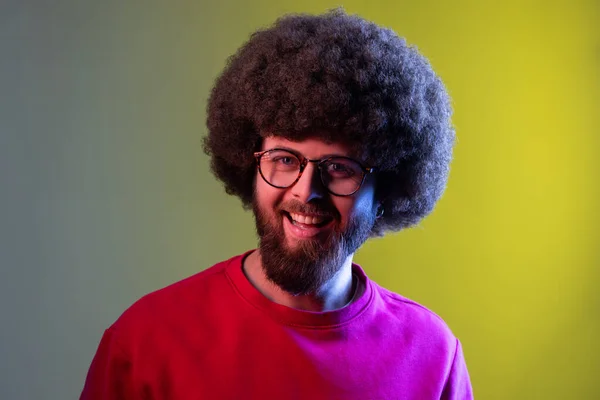 Porträt Eines Hipster Mannes Mit Afro Frisur Der Mit Glücklichem — Stockfoto