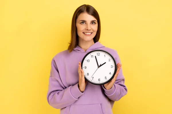 Porträt Einer Glücklichen Positiven Frau Die Eine Große Wanduhr Der — Stockfoto