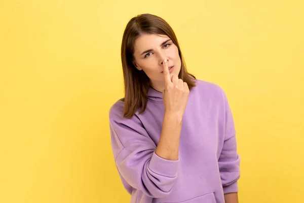 Retrato Mujer Mirando Con Incredulidad Mirada Sospechosa Tocando Nariz Señalando — Foto de Stock