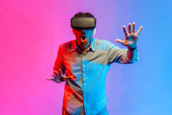 Portré Ijedt Férfi Ing Headset Játszik Virtuális Valóság Játék Sokkolt — Stock Fotó