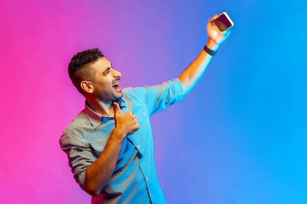 Heyecanlı Iyimser Adamın Portresi Video Görüşmesinde Konuşan Cep Telefonunda Sohbet — Stok fotoğraf
