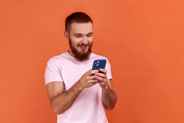 Portrait Bearded Man Using Mobile Phone Happy Expression Addicted Smartphone — ストック写真