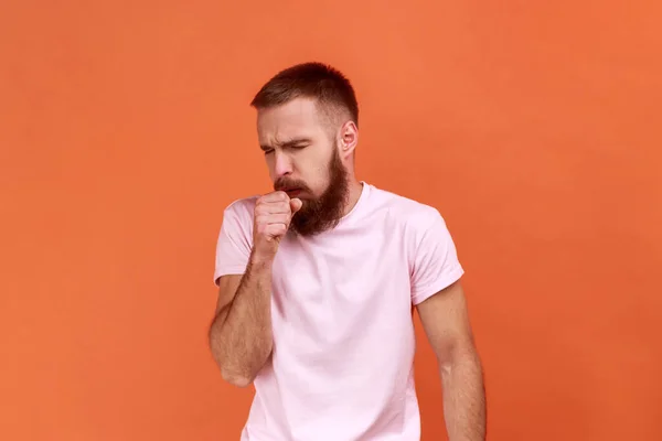 Portret Van Ongezonde Man Met Baard Die Hoestte Verkouden Werd — Stockfoto