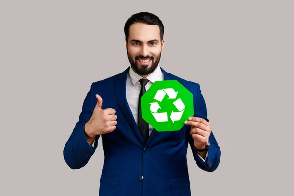 Portrét Spokojeného Nadšeného Vousatého Obchodníka Který Ukazuje Zelenou Recyklační Ceduli — Stock fotografie