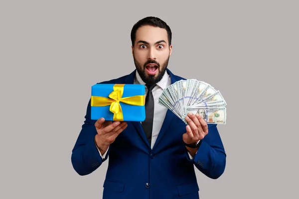 Chockad Förvånad Skäggig Man Håller Presentförpackning Och Dollar Pengar Bli — Stockfoto