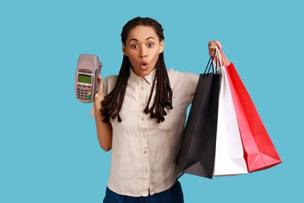 Shocked Amazed Woman Black Dreadlocks Holding Payment Terminal Paper Shopping — стоковое фото