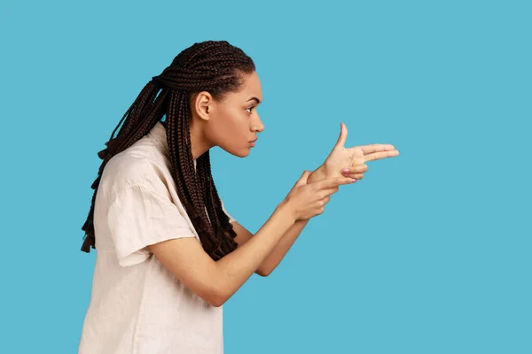 Vista Lateral Mujer Con Rastas Negras Apuntando Con Dedo Apuntando —  Fotos de Stock