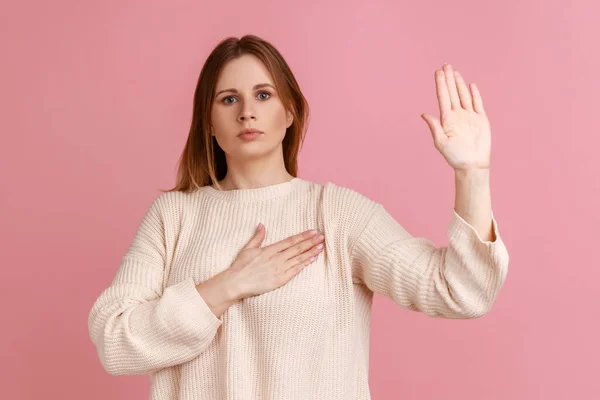 Ritratto Donna Bionda Onesta Piedi Con Segno Della Mano Promessa — Foto Stock