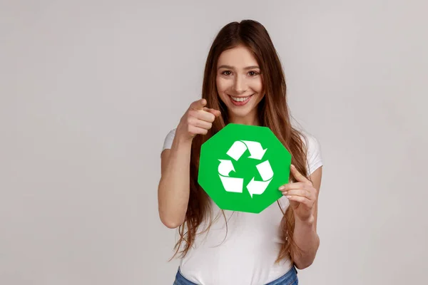 Portrét Usměvavé Ženy Držící Zelenou Recyklační Značku Ukazující Prstem Kameru — Stock fotografie