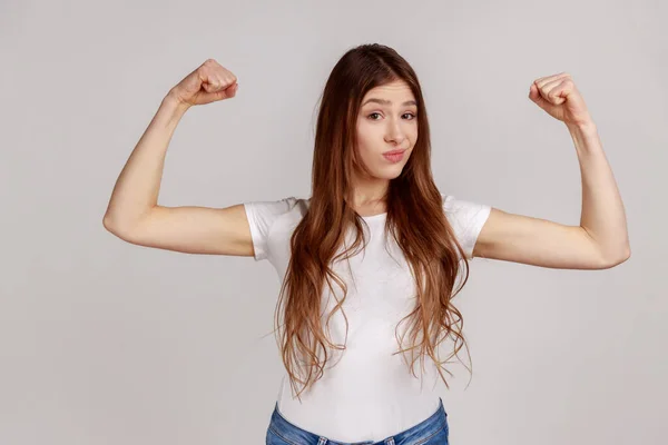 Retrato Mulher Adulta Jovem Enérgica Confiante Levantando Mãos Mostrando Bíceps — Fotografia de Stock