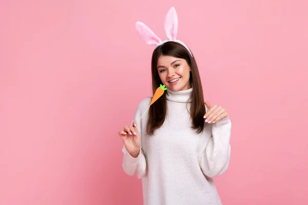 Забавна Грайлива Дівчина Вухами Кролика Стоїть Морквою Руках Дивиться Камеру — стокове фото