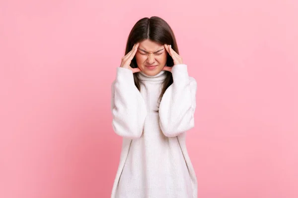 Woman Frowning Clasping Sore Head Suffering Intense Headache Having Migraine — Foto de Stock