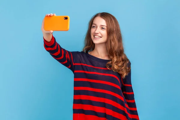 Çizgili Sıradan Bir Süveter Giyen Mutlu Bir Ifadeyle Selfie Çeken — Stok fotoğraf