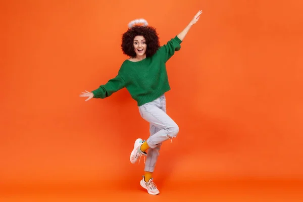 Full Length Happy Excited Woman Afro Hairstyle Wearing Green Casual — Stock Photo, Image