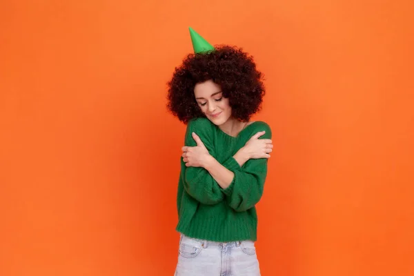 Afro Saç Stili Yeşil Süveter Parti Konisi Giyen Bayramı Kutlayan — Stok fotoğraf