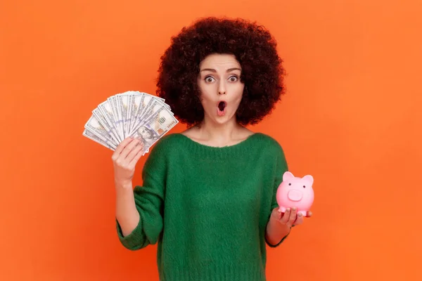 Überraschte Frau Mit Afro Frisur Grünem Pullover Dollarfan Und Sparschwein — Stockfoto