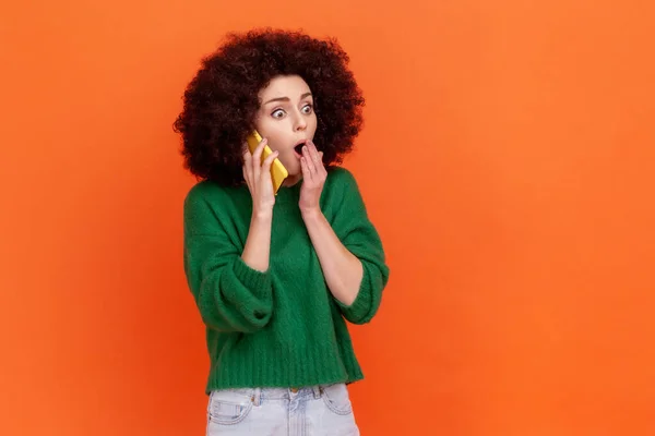 Astonished Woman Afro Hairstyle Wearing Green Casual Style Sweater Talking — 스톡 사진