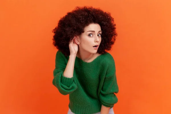 Woman Afro Hairstyle Wearing Green Casual Style Sweater Keeping Hand — 스톡 사진