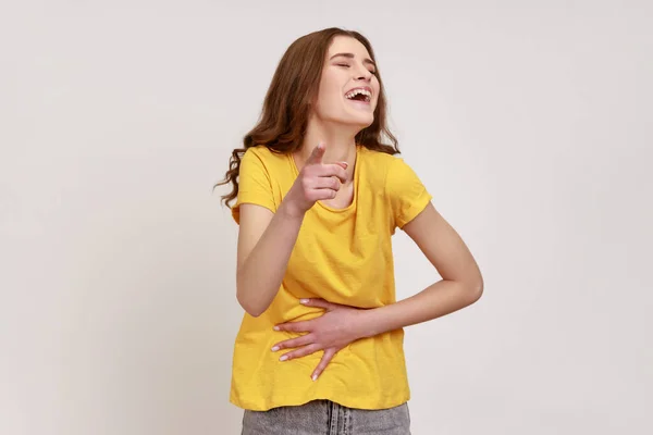 Hey You Ridiculous Teenager Girl Yellow Shirt Laughing Holding Stomach — Stock Photo, Image