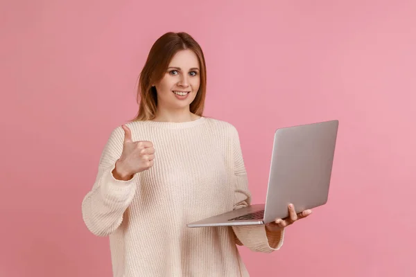 Portrait Optimistic Beautiful Young Adult Blond Woman Working Laptop Compute — ストック写真