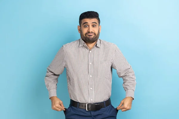 Depressieve Ontevreden Zakenman Met Baard Die Lege Zakken Van Zijn — Stockfoto