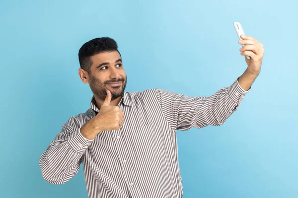 Tatmin Olmuş Bir Blogcu Jest Yapıp Telefon Kamerasına Bakıp Selfie — Stok fotoğraf