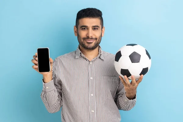 Futbol Topu Tutan Sakallı Mutlu Bir Adam Akıllı Telefon Boş — Stok fotoğraf