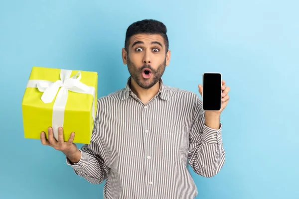 Amazed Bearded Businessman Holding Present Box Smatrphone Blank Screen Promotion — Stock Photo, Image