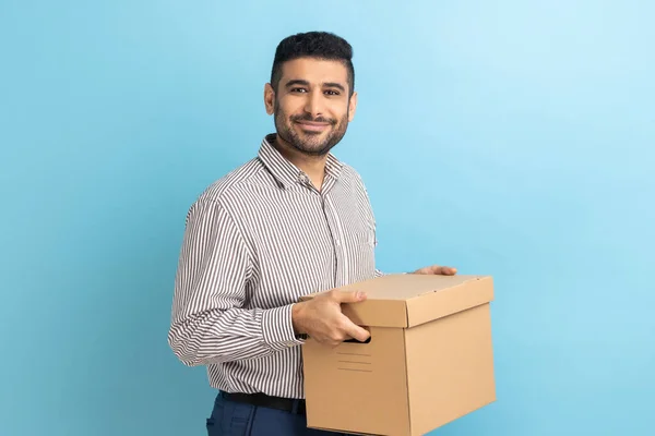 Lachende Positieve Zakenman Met Kartonnen Pakket Bestellingen Bezorgen Aan Pakken — Stockfoto