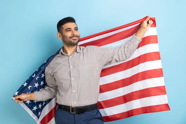 Άντρας Κρατώντας Σημαία Των Ηπα Στα Χέρια Κοιτάζοντας Μακριά Αυτοπεποίθηση Εικόνα Αρχείου