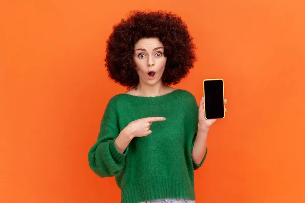 Astonished Female Woman Afro Hairstyle Green Casual Style Sweater Holding — Zdjęcie stockowe