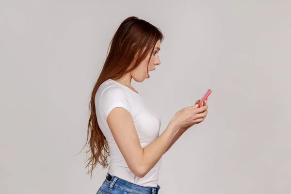 Side View Shocked Surprised Woman Reading Post Social Network Using — Stockfoto