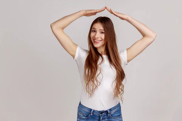 Mulher Alegre Com Cabelo Escuro Sorriso Encantador Mãos Dadas Gesto — Fotografia de Stock