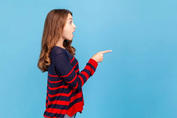 Side View Portrait Shocked Woman Wearing Striped Casual Style Sweater — Stok fotoğraf
