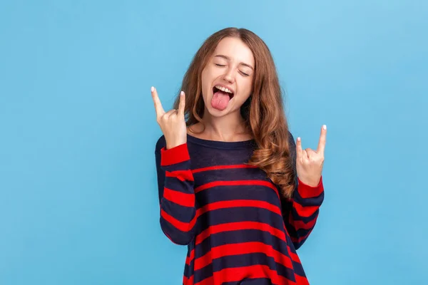 Jättebra Porträtt Upphetsad Rockerkvinna Tröja Visar Rock Roll Hand Gest — Stockfoto