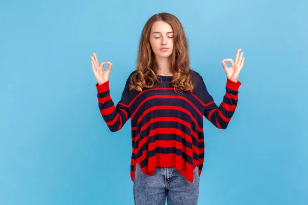 Portrait Peaceful Cute Woman Wearing Striped Casual Style Sweater Holding — Stok fotoğraf