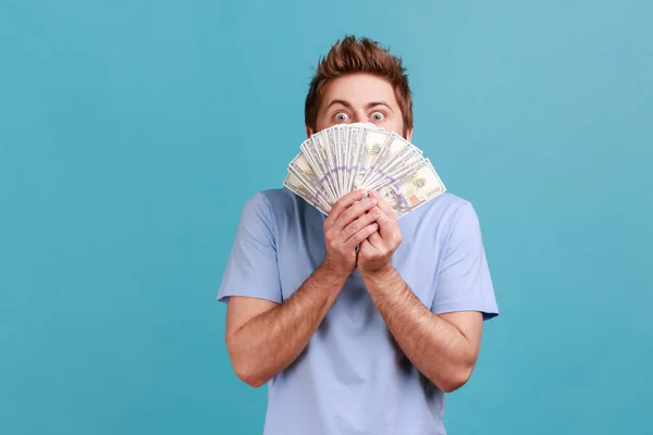 Yakışıklı Genç Sakallı Bir Adamın Portresi Dolar Banknotlarını Inceliyor Neşeli — Stok fotoğraf