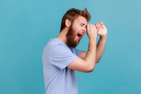 Side View Wondered Shocked Bearded Man Making Monocular Gesture Hands — Stockfoto