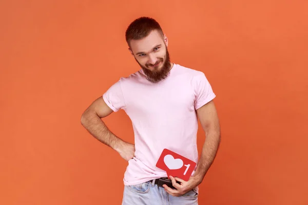 Man Holding Heart Counter Button Sorrindo Com Expressão Prazer Regozijando — Fotografia de Stock