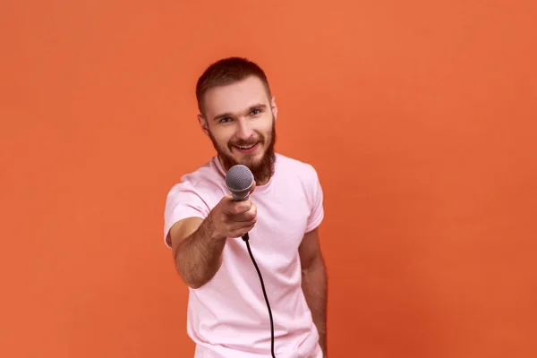 Portrait Bearded Man Posing Microphone Hands Offers Mic Journalist Asking — Stok fotoğraf