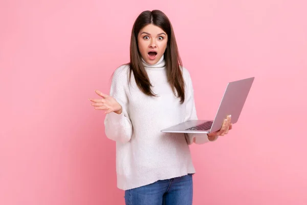 Portrait Attractive Shocked Girl Standing Laptop Hands Looking Camera Open — Foto Stock